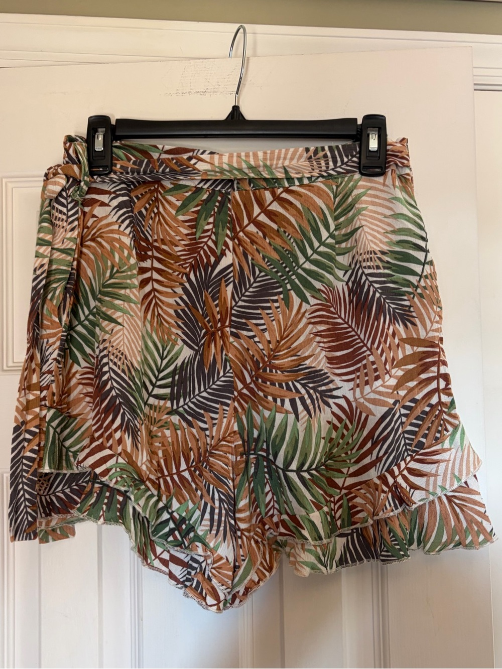 Francesca's Collections Brown Green Tropical Leaf Ruffle Shorts Size L NWT - Picture 6 of 7